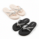 Dois pares chinelo strass preto e bege fundo branco