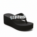 Sandália plataforma rhinestone preta vista 3/4 fundo branco