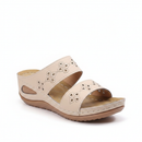Sandália ortopédica bege creme bordado floral fundo branco