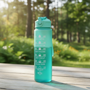 Garrafa esportiva em ambiente natural outdoor
