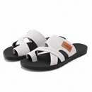 Par sandália rasteirinha branca mesh fundo branco