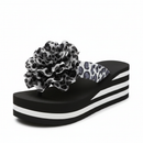 Chinelo plataforma flor oncinha vista 3/4 fundo branco