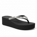Chinelo strass preto vista 3/4 lateral 3D render profissional